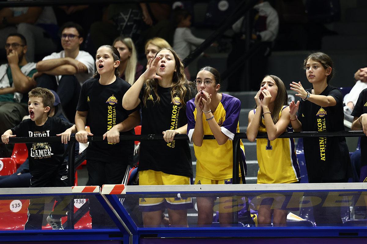 Τα παιδιά στην κερκίδα…